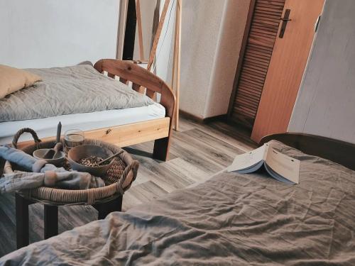 Schlafzimmer mit zwei Einzelbetten