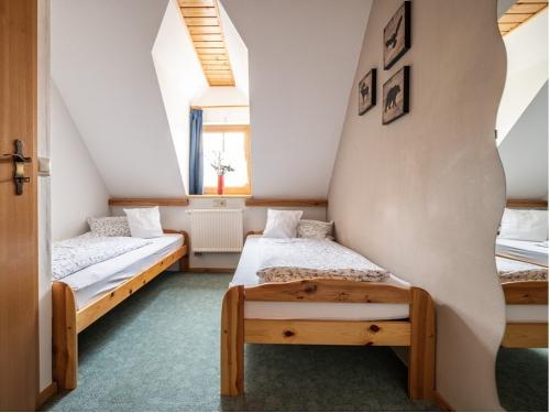Schlafzimmer mit zwei Einzelbetten