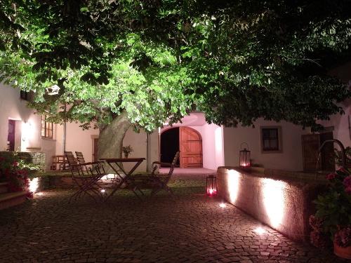 Der Innenhof bei Nacht