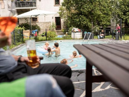 Ein leckeres Getränk am Pool