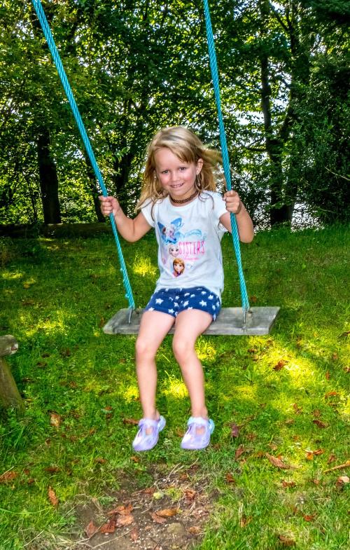 Mädchen auf schaukel Mädchen auf schaukel