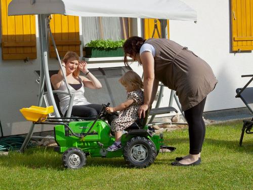 Kind mit Tretbulldog Kind mit Tretbulldog