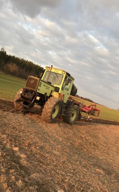 Traktor bei der Feldarbeit