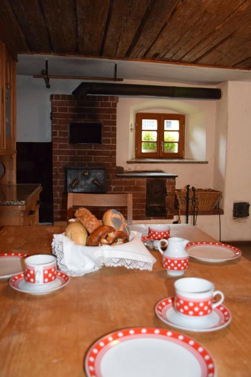 Häuschen Tisch und Kamin