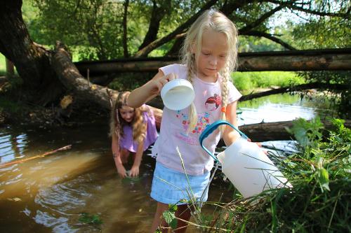 ferienhof-pfisterer_maedels-schoepfen-wasser_bild5
