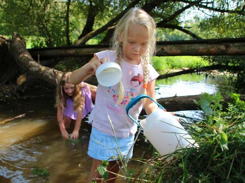ferienhof-pfisterer_maedels-schoepfen-wasser_bild5