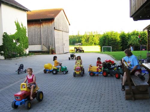 Traktorenrennen auf dem großen Hof