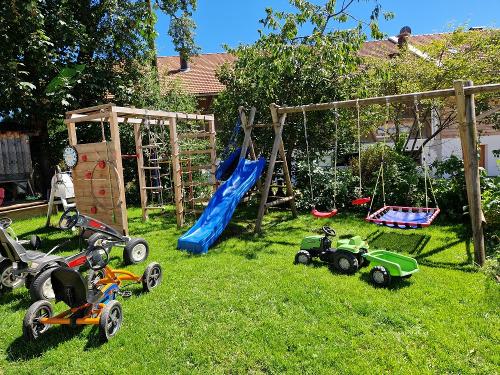 Spielplatz mit viele Fahrzeugen