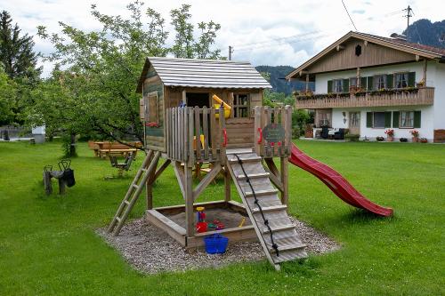 Sandkastenhaus, Wippe und Wippschaukel