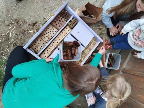 Befüllen unsere Insekten Hotel