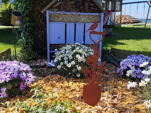 Insekten Hotel mit vielen Bienen Blumen
