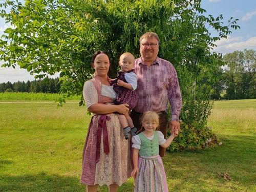 Gastgeber Christian, Stefanie Fleidl mit unseren Kindern Christina und Katharina