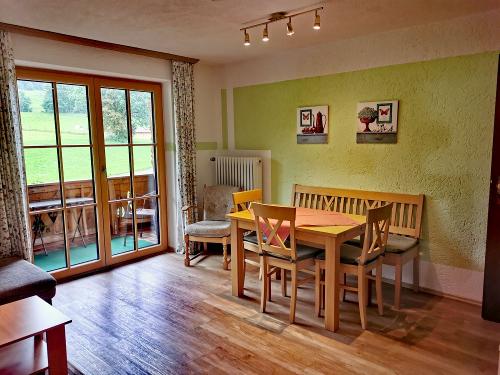 Gemütlicher Wohnraum mit Balkon Gemütlicher Wohnraum mit Balkon