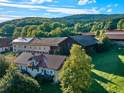 Ganzer Hof mit Gästehaus