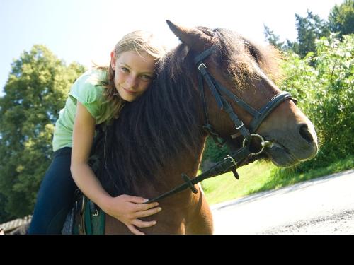 Blöchinger_Mädchen auf Ponyhals