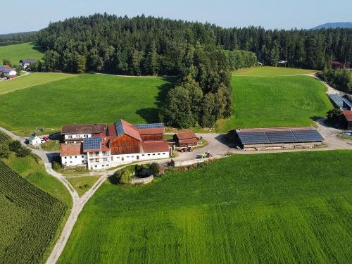 Unser Hof aus der Vogelperspektive