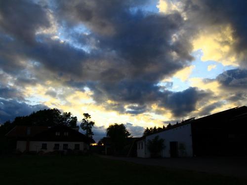 Sonnenuntergang mit Wolken ueberm Dannerbauerhof Sonnenuntergang mit Wolken ueberm Dannerbauerhof