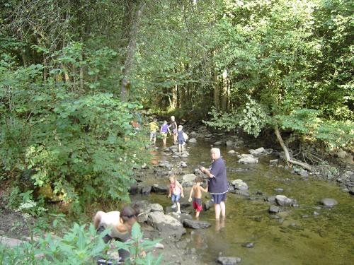 Kinder am Bach