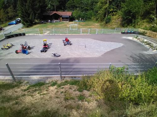 eingezäunte Gokart-Bahn