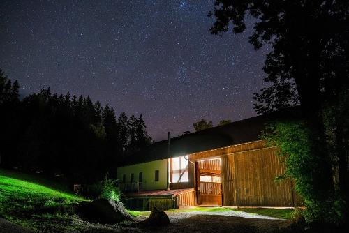 Spielscheune bei Nacht