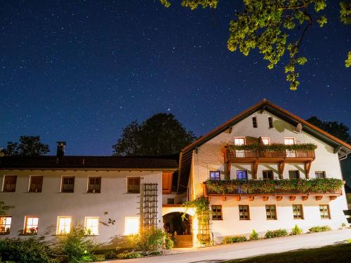 Hausansicht bei Nacht