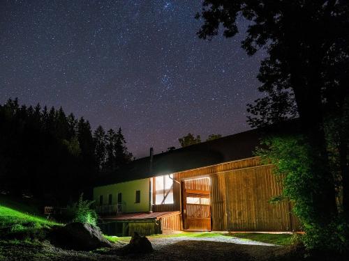 Spielscheune bei Nacht