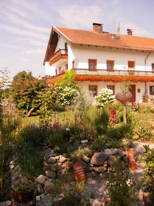 Holzhauser Hof mit Kräuterschnecke