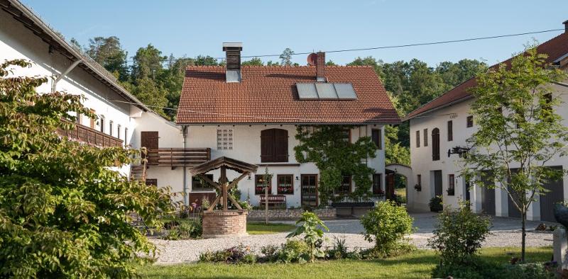 holzhauserhof_innenhof_tourismusverbandinn-salzach