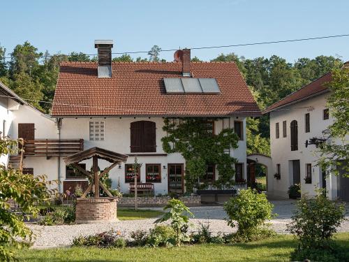 holzhauserhof_innenhof_tourismusverbandinn-salzach holzhauserhof_innenhof_tourismusverbandinn-salzach