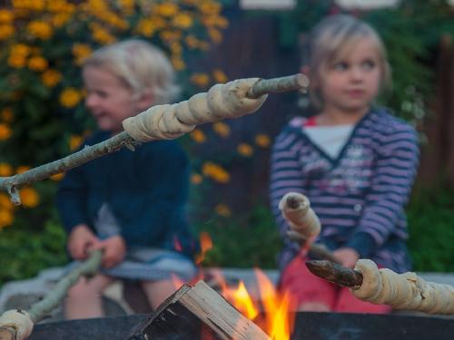 Stockbrot backen Stockbrot backen