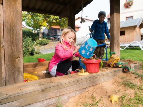 Sandkasten beim Spielhaus