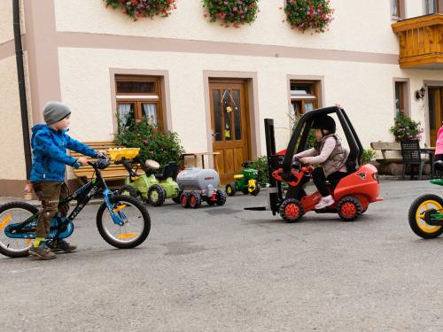 Viele Tretfahrzeuge für Kinder