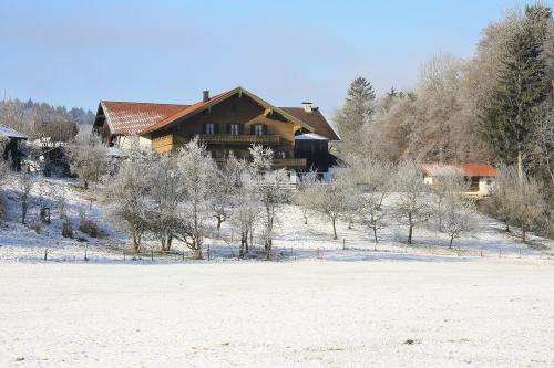 Herbstbauernhof im Winter