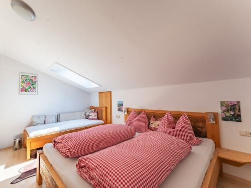 großes Schlafzimmer, Doppelbett & Einzelbett