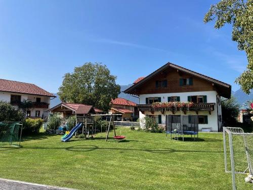 Spielplatz mit Ferienhaus
