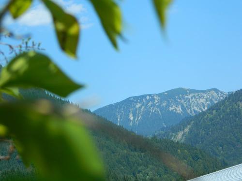 Blick vom Hof in die Berge