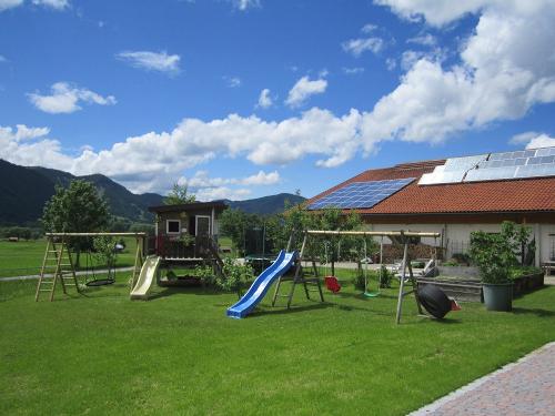 Unser Garten mit Spielplatz und Liegewiese zum Verweilen