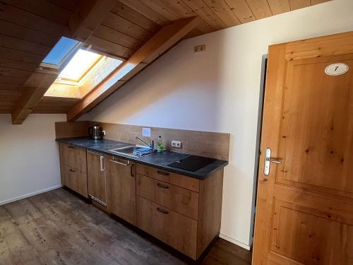 Eingangsbereich mit Teeküche Zimmer 5