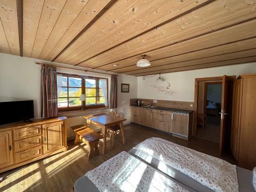 Zimmer 1 mit Teeküche (2) Zimmer 1 mit Teeküche (2)