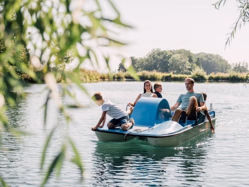 Trettboot fahren am Weiher