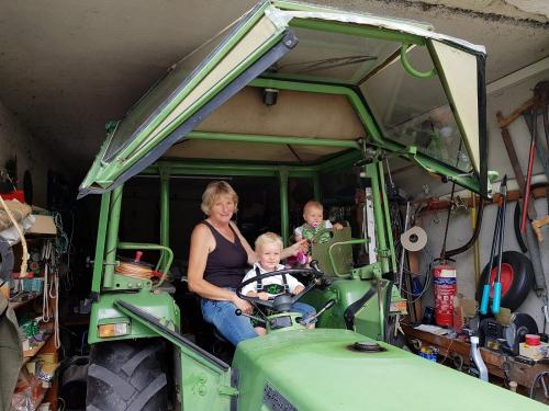 Bäurin mit Kindern