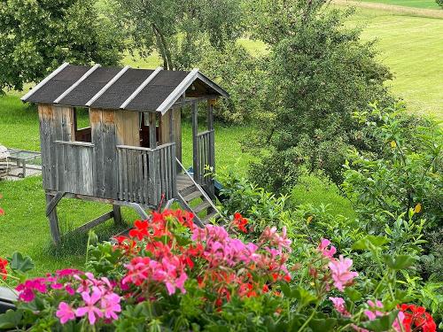 Kinder-Gartenhaus mit Rutsche