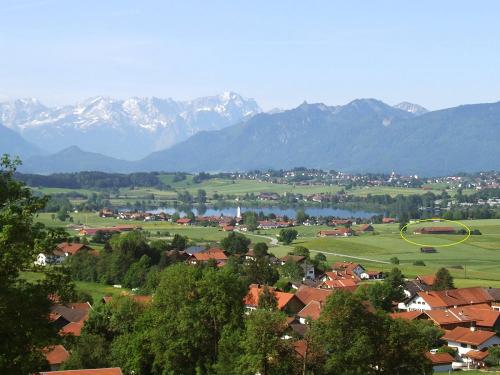 Lage des Hofes und Blick über Riegsee zum Wetterstein mit Zugspitze