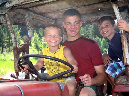 Fleißige Helfer bei der Stallarbeit Fleißige Helfer bei der Stallarbeit