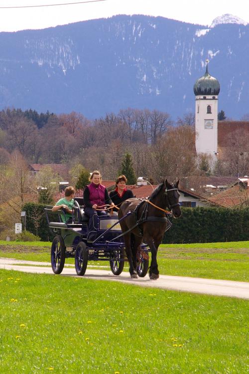 Kutsch fahrt durch Böbing