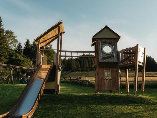 Bussjägerhof Spielturm auf der Spielwiese