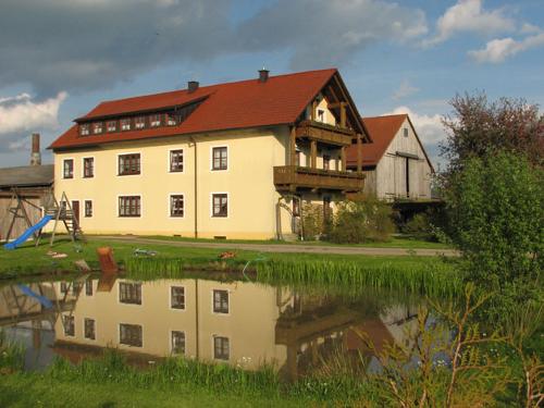 Bauernhaus mit Naturbadestelle