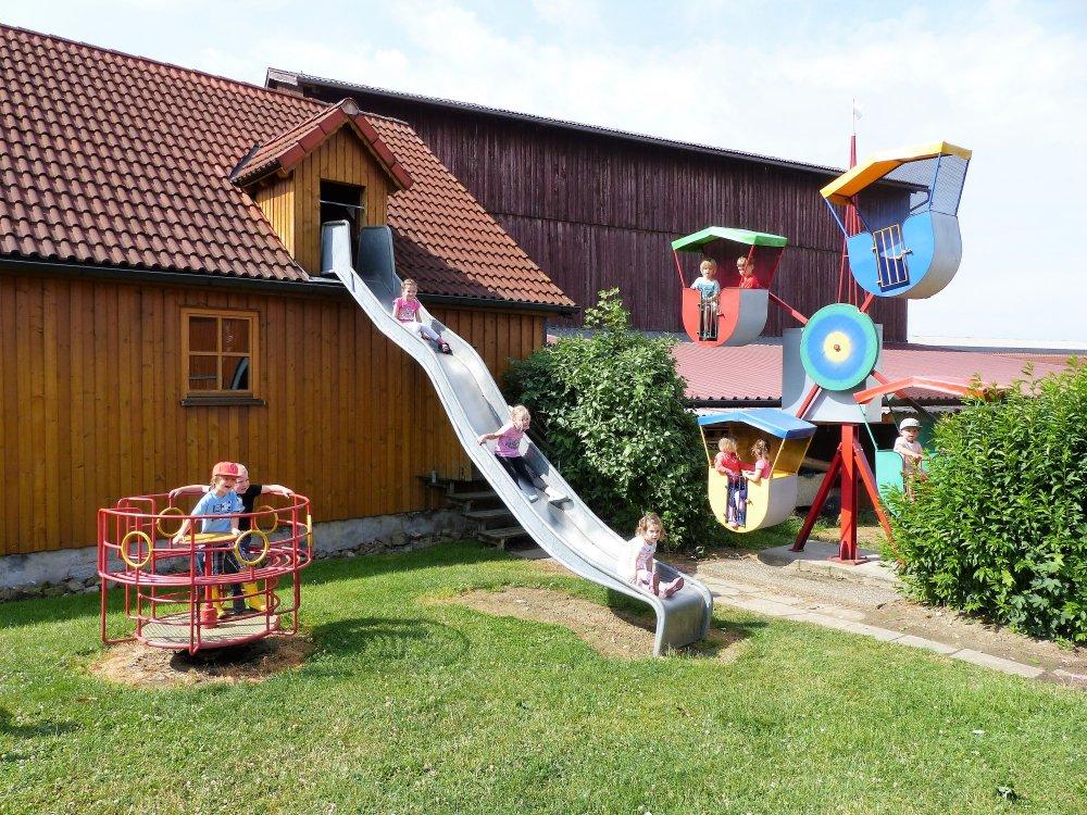 Spielscheuen mit Rutsche und Riesenrad