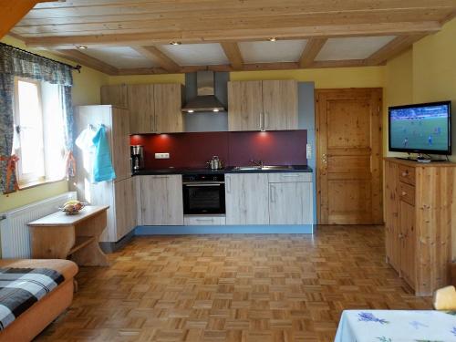 Ferienwohnung Hofblick - großer, gemütlicher Wohnraum mit moderner, neuer Küche