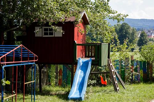 Unser Spielplatz mit Baumhaus
